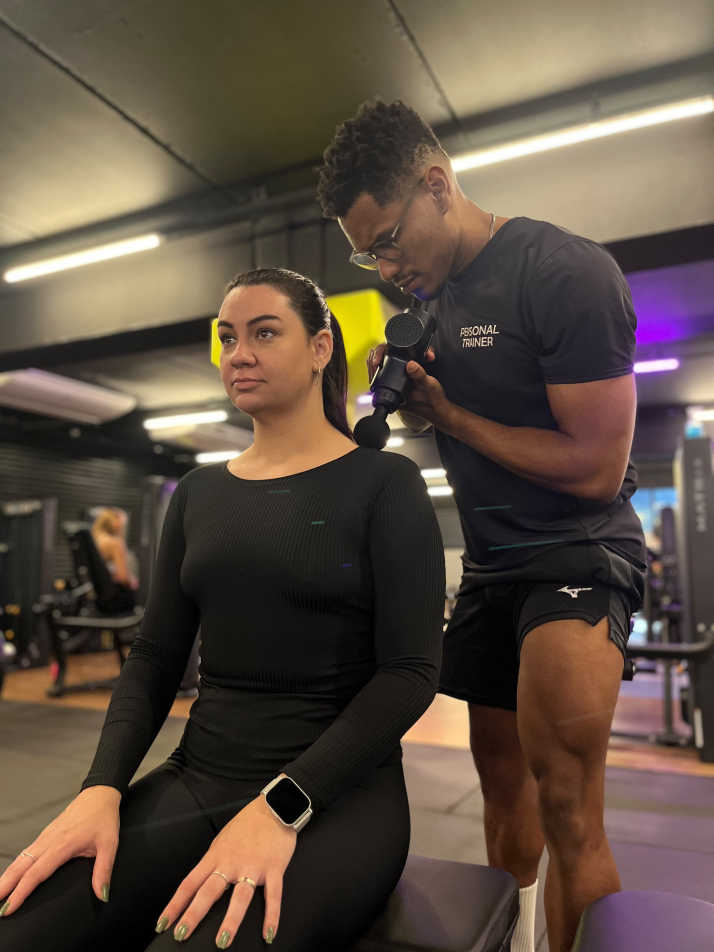 Aluna treinando com acompanhamento do Vitor Serafim na academia
