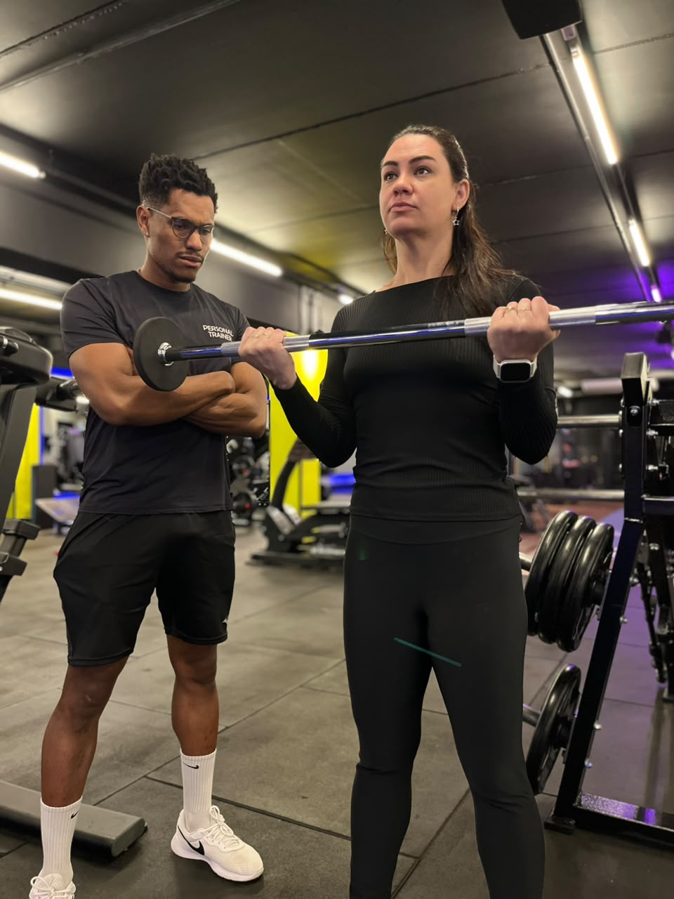 Vitor Serafim aplicando liberação miofascial para correção postural