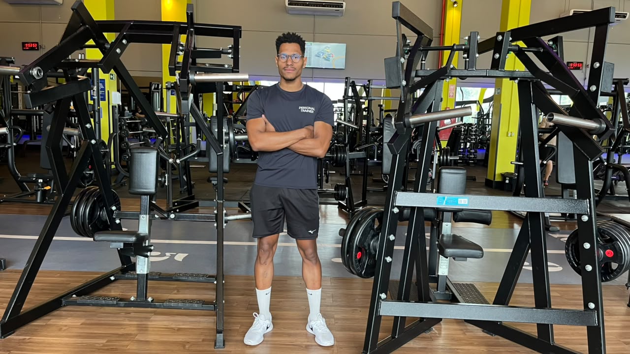 Vitor Serafim, personal trainer em São Carlos, em academia moderna e iluminada